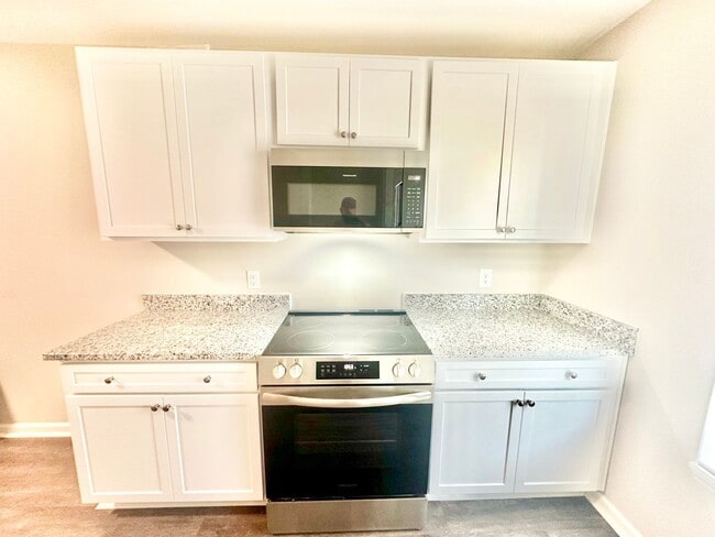 Building Photo - 1065 Farm Pond Ln