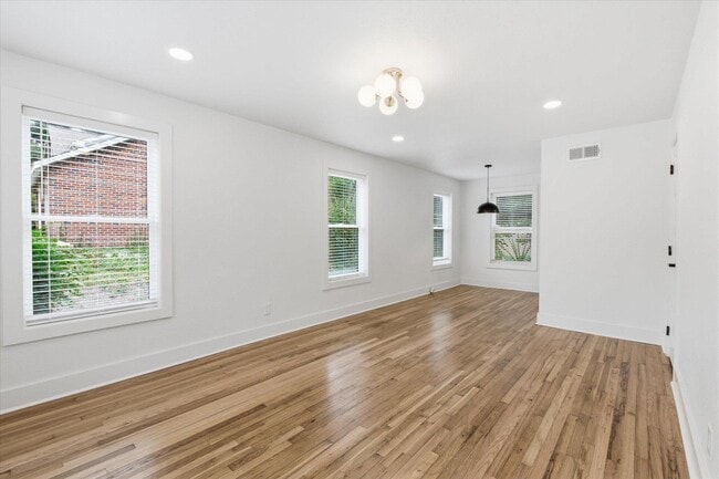 Building Photo - 421 E Jennings St