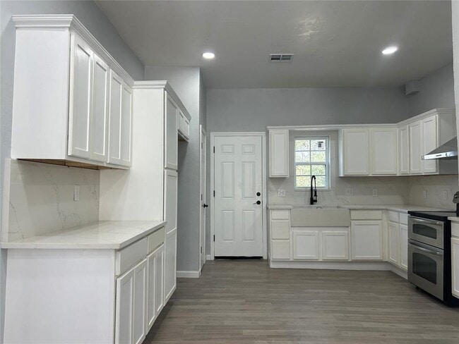 Building Photo - 304 N Tucker Ave