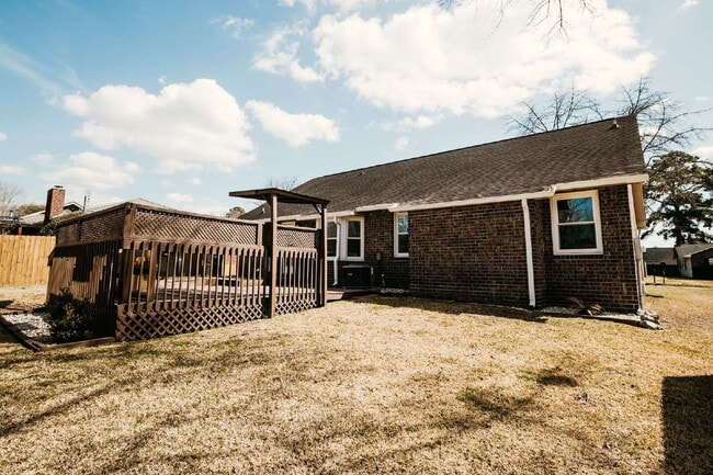 Building Photo - Move-In Ready! 3-Bed Home with Spacious Backyard