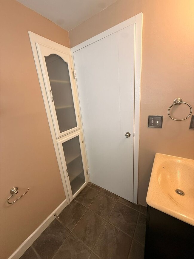 Building Photo - 2076 Terrylynn Ave