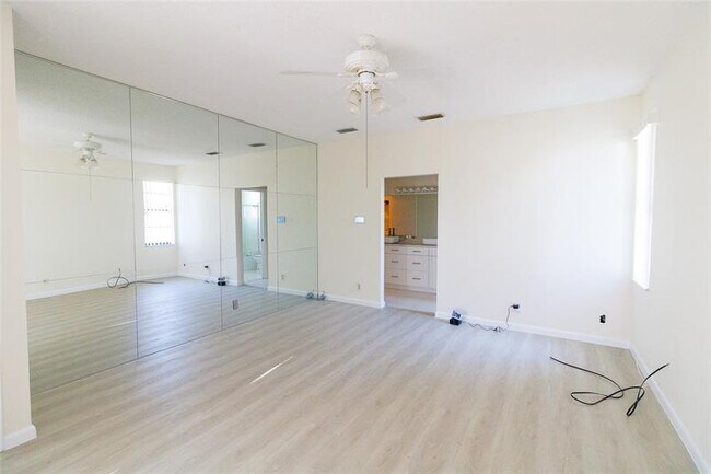 Building Photo - 8197 Royal Palm Ct