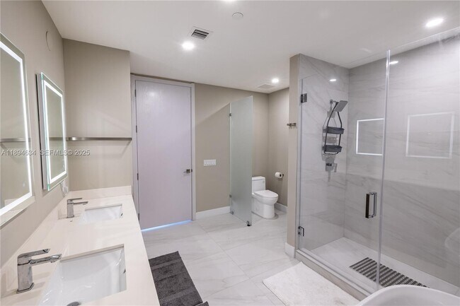 Building Photo - 17550 Collins Ave