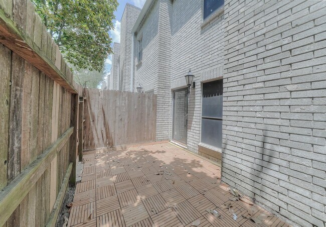 Building Photo - 17583 Red Oak Dr