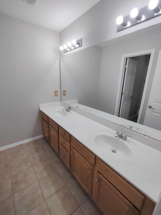 Building Photo - Beautiful Home located in the McCoy Crossing Community!