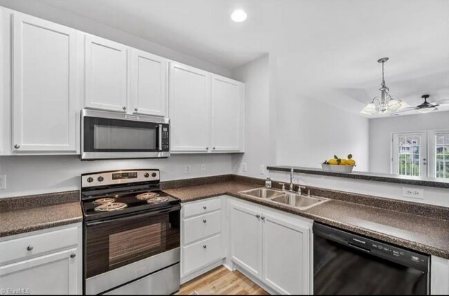 Building Photo - 7106 W Friendly Ave