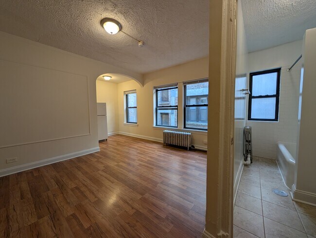 Building Photo - 5417 N Kenmore Ave