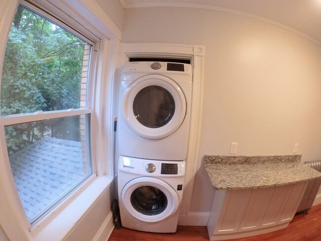 Building Photo - Nicely renovated, pet friendly 1 bed unit ...