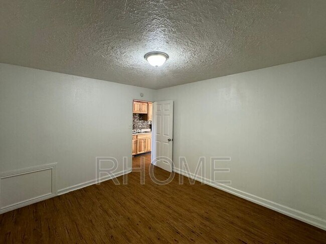 Building Photo - 2725 S Edison St