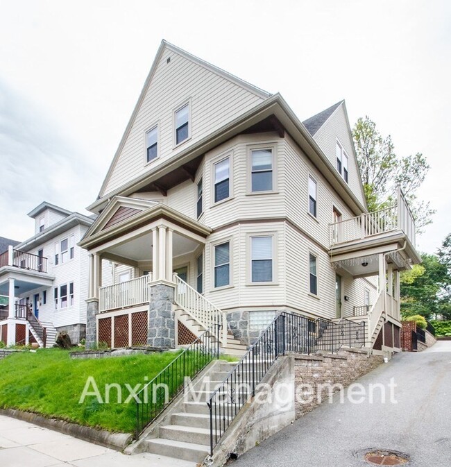 Primary Photo - 33 Mapleton St