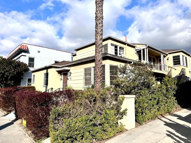 Building Photo - Lovely Cozy & Spacious renovated 1 Bedroom...