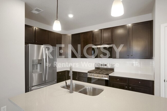 Building Photo - Stunning Newer Townhouse in Castle Pines!