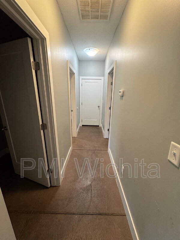 Building Photo - 5542 N Edwards