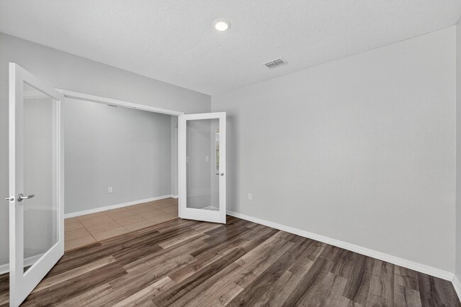 Building Photo - Stunning 5 bed/ 2 bath