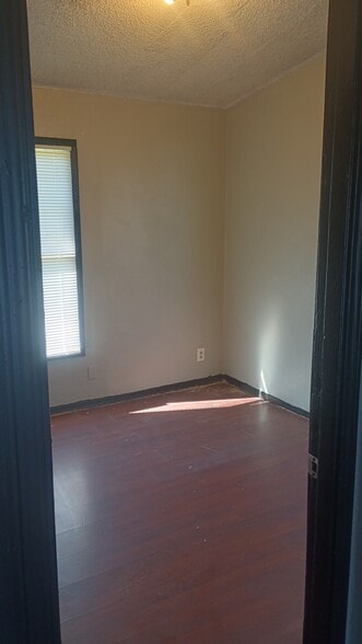 Back right bedroom. - 216 Southside Dr
