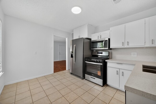 Building Photo - 7021 Oleander Ln