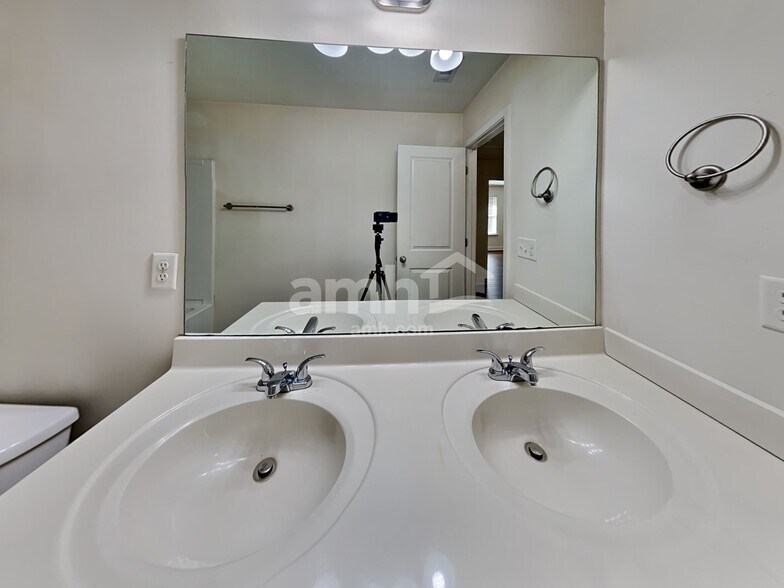 Building Photo - 2400 Freemont St