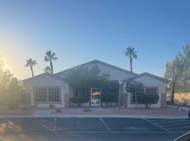 Building Photo - *GREAT TOWNHOME IN GATED "SILVERADO RANCH COMMUNITY!!"