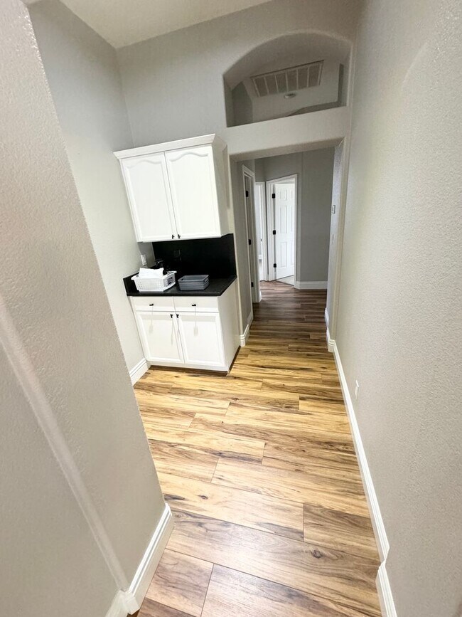 Building Photo - Beautiful Stylish South Reno Home