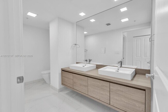 Building Photo - 400 Sunny Isles Blvd