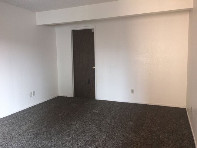 Building Photo - Nice condo located in the Sierra North Vil...