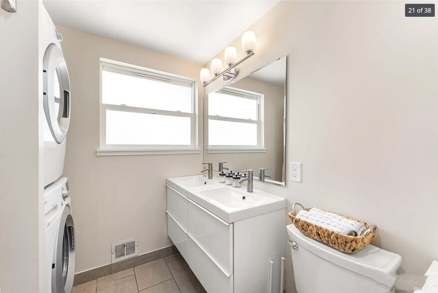 Building Photo - 1588 Alki Ave SW