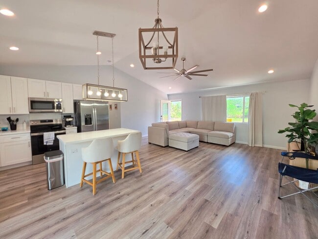 Building Photo - Available August 1 | Fully Furnished 3BD/3BA Home in HPP (Hawaiian Paradise Park)