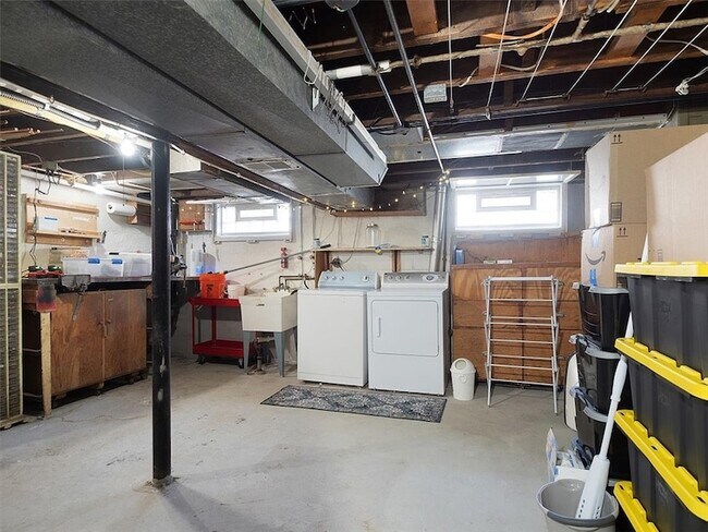 Building Photo - 92 Veness Ave