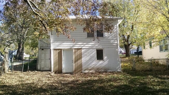 Building Photo - 900 S Cedar Ave
