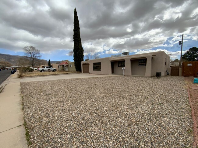 Building Photo - 3 Bedroom Single Story Home Available Near...