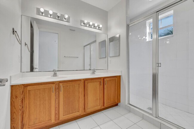 Building Photo - 4 BEDROOMS 3.5 BATHROOMS!! GATED COMMUNITY