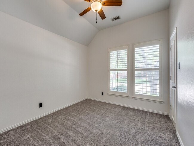 Building Photo - 4684 Old Pond Dr