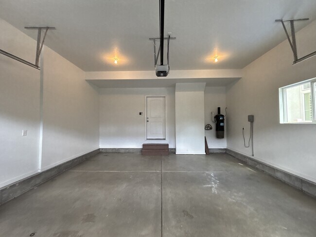 Building Photo - 2676 N Heston Park