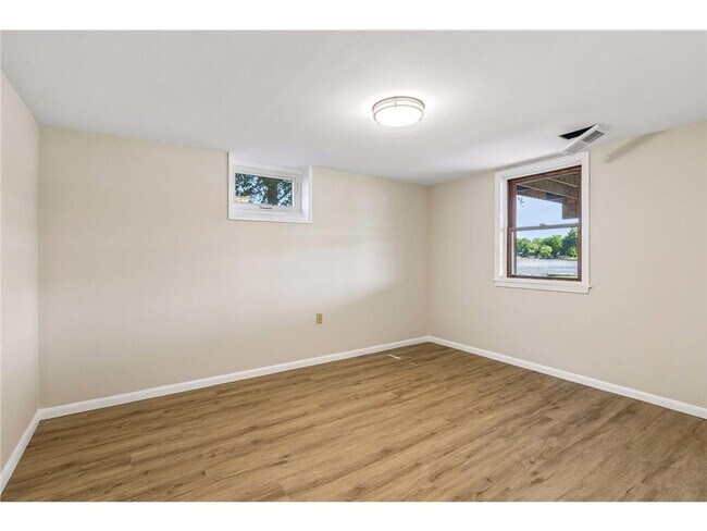 Building Photo - 1303 Crystal Lake Rd E