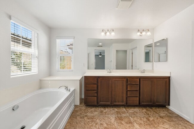 Building Photo - NICE TWO STORY TOWNHOME IN NATOMAS!