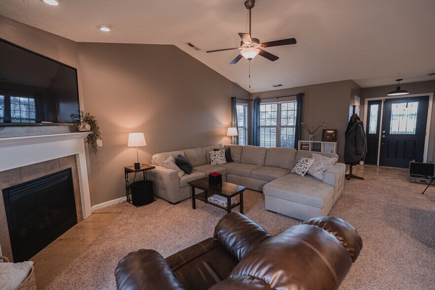 living room - 3218 Bunting Ln