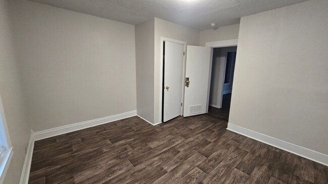 Building Photo - Spacious 4 Bed, 1.5 Bath! ($300 Off Move In Rent! Move in by 1/31!)