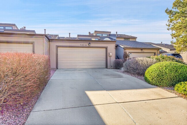 Building Photo - Backs to private lake with mountain views