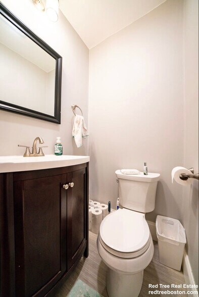 Building Photo - 35 Calumet St