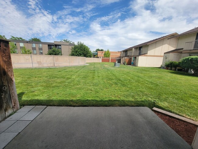Building Photo - Townhome with Community Pool and Private P...