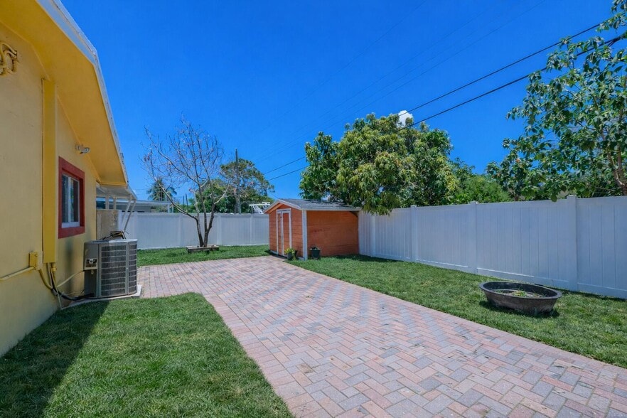 Building Photo - 3730 NE 13th Ter