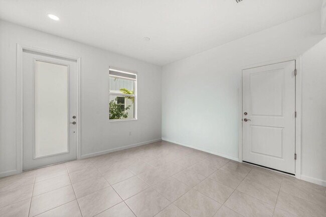 Building Photo - 4440 Longwood Lake Sq