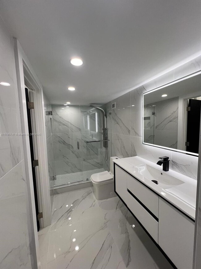 Building Photo - 1301 NE Miami Gardens Dr