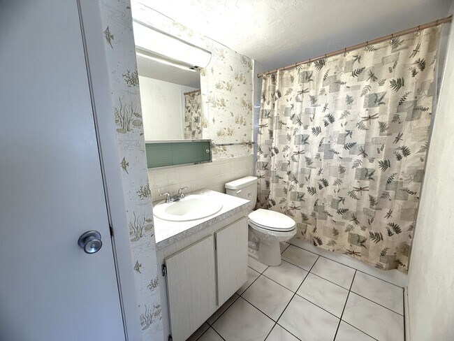 Building Photo - FIRST MONTHS RENT FREE!!! Beautiful 2 MASTER SUITE CONDO in Central Ft. Myers with Over 1200 Sqft.