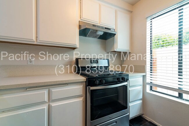 Building Photo - 2-Bed, 2-Bath Townhouse with Private Patio...