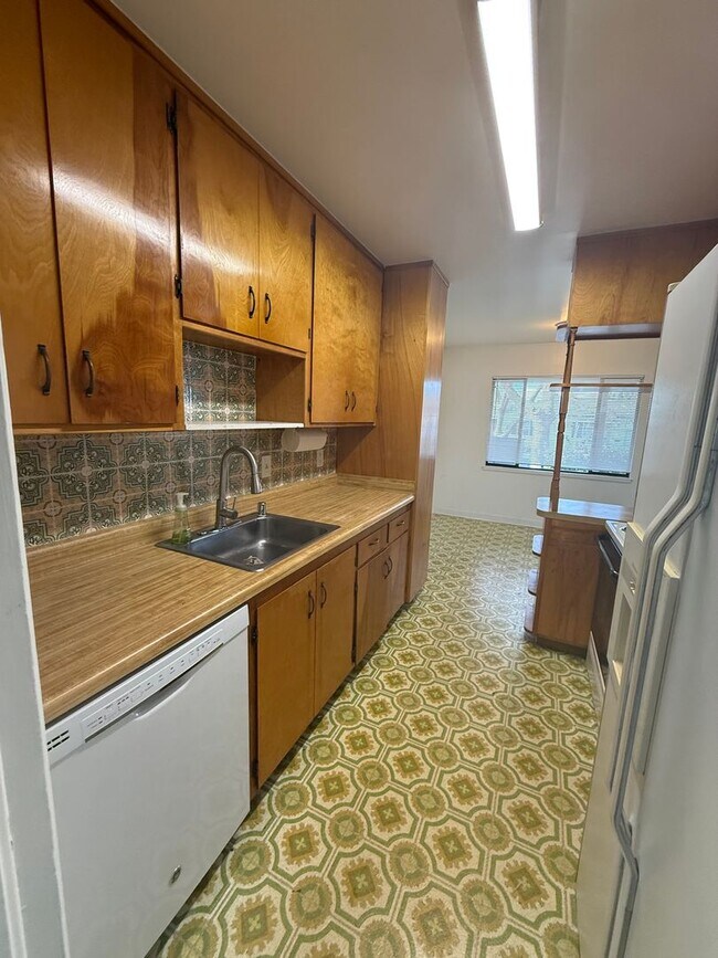 Building Photo - Easy Freeway access