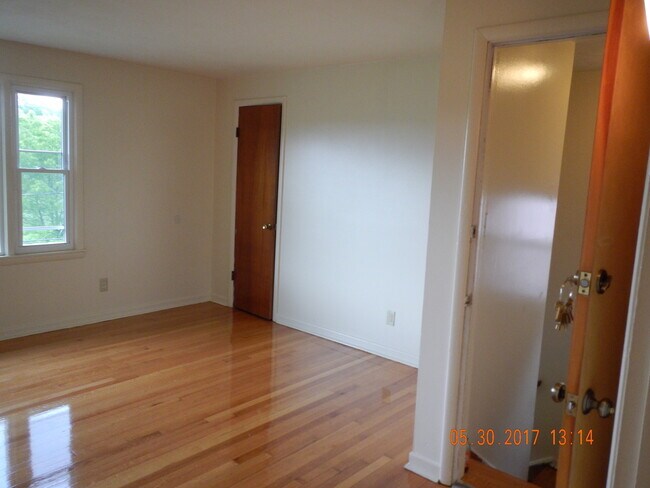 Building Photo - Newly Renovated Spacious Flat With Hardwoo...