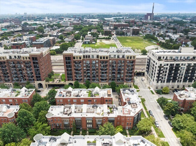 Building Photo - 833 W 15th Pl