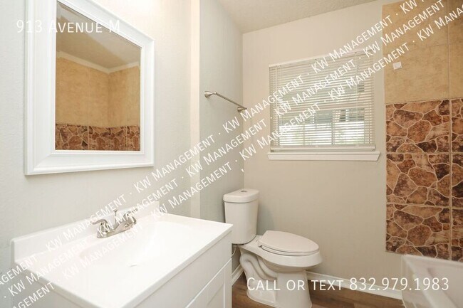 Building Photo - 913 Avenue M