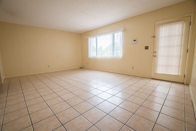 Building Photo - Spacious 3 Bedroom, 2 Bath Home with Updat...